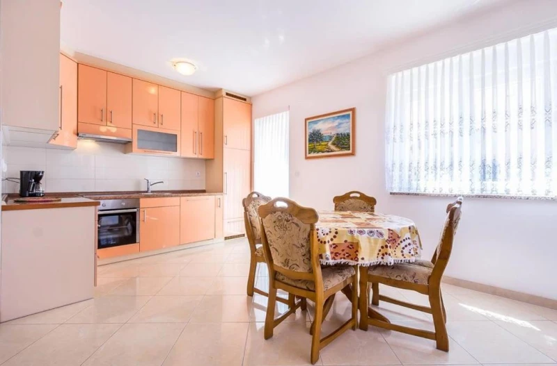 Apartman sa 2 spavaće sobe u prizemlju