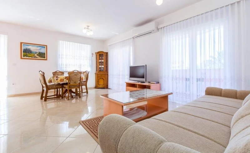 Apartman sa 2 spavaće sobe u prizemlju, Dnevni boravak