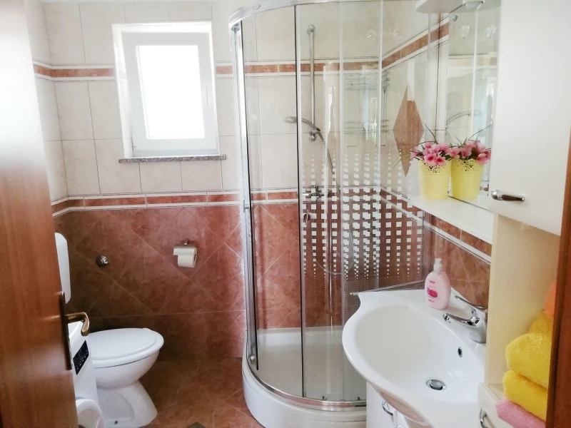 Apartman Davorka, sa velikim vrtom i igralištem za djecu, Kupaonica / wc