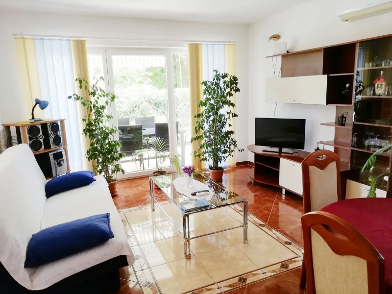 Apartman Davorka, sa velikim vrtom i igralištem za djecu, Dnevni boravak