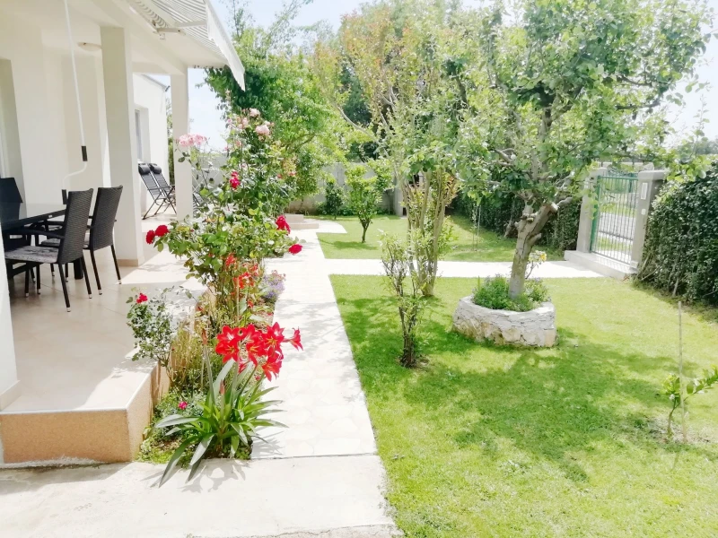 Apartman Davorka, sa velikim vrtom i igralištem za djecu, Ližnjan