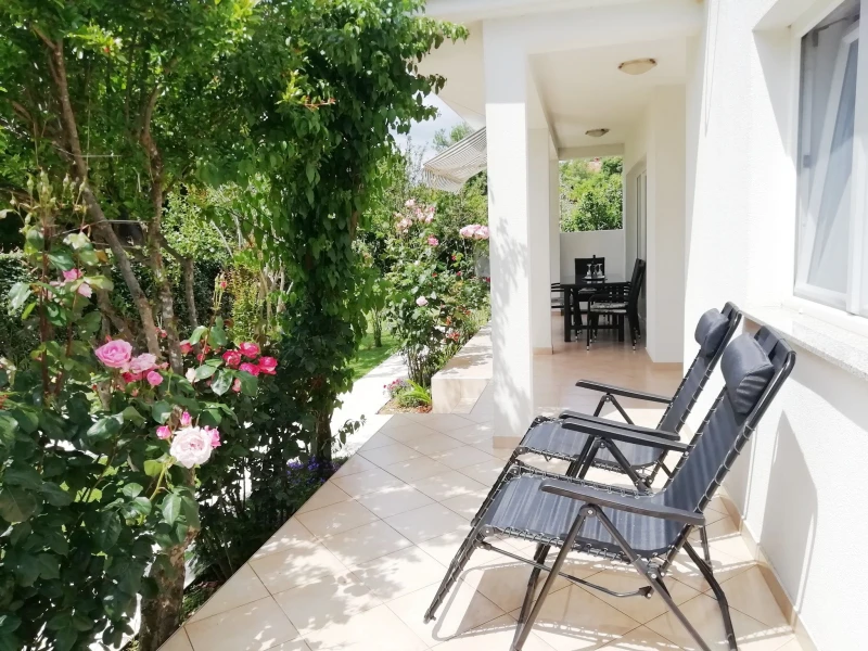 Apartman Davorka, sa velikim vrtom i igralištem za djecu, Ližnjan