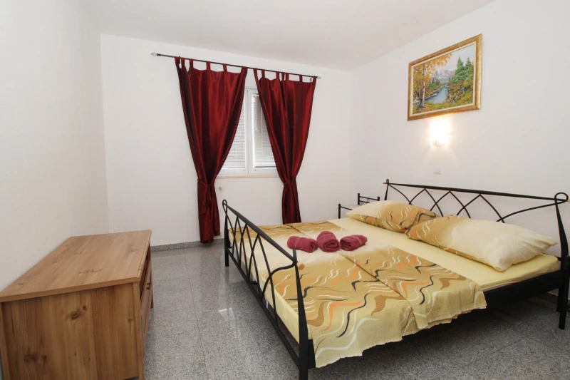 Appartamento con 2 camere da letto al piano terra, Camere