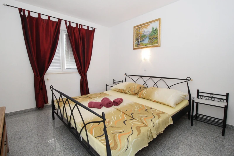 Appartamento con 2 camere da letto al piano terra, Camere