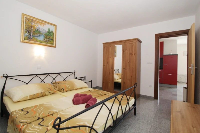 Appartamento con 2 camere da letto al piano terra, Camere