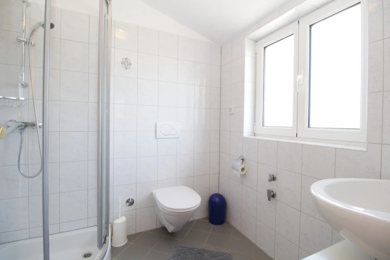 Wohnung mit 2 Schlafzimmern im 1. Stock, Badezimmer / WC
