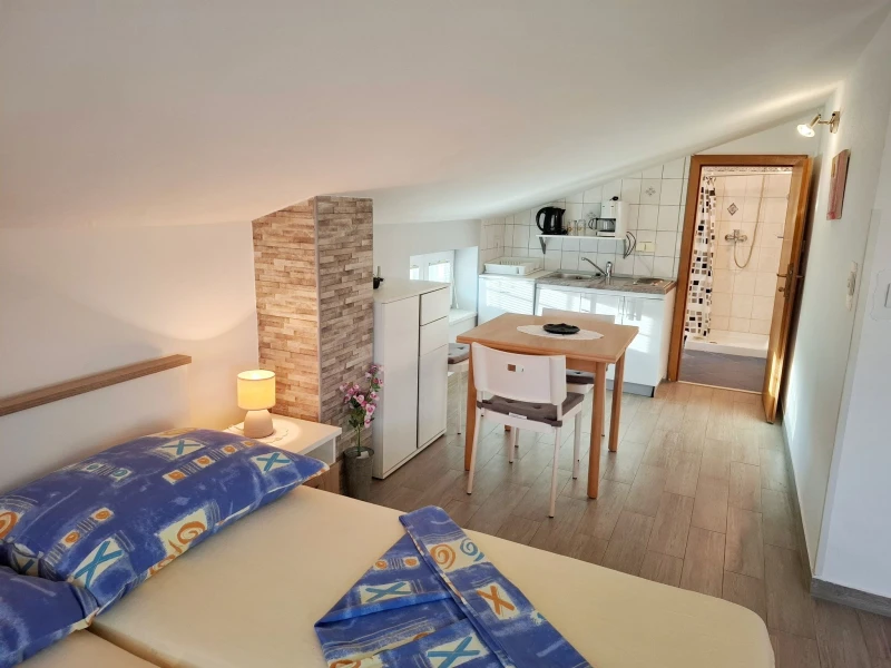 Studio apartman sa terasom sa pogledom na more