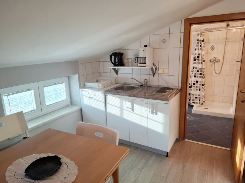Studio apartman sa terasom sa pogledom na more, Kuhinja
