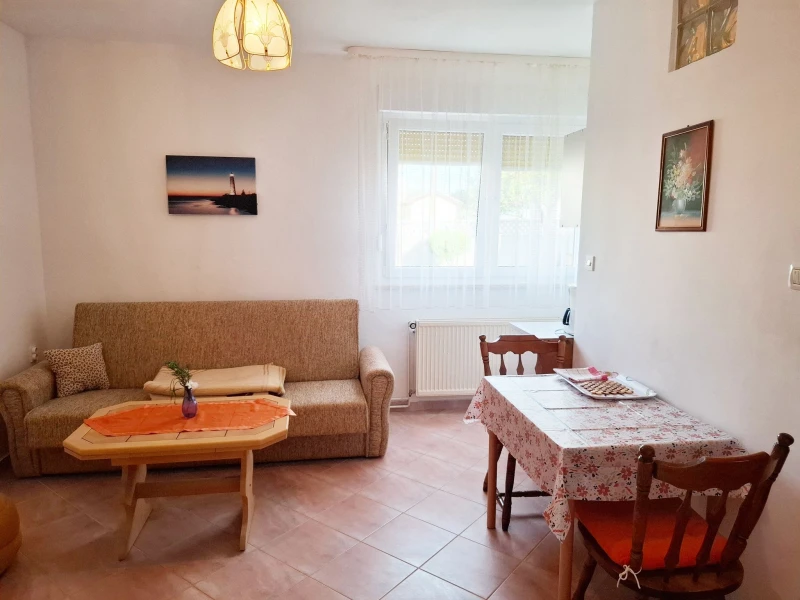 Apartman sa velikom terasom prema istoku, Dnevni boravak