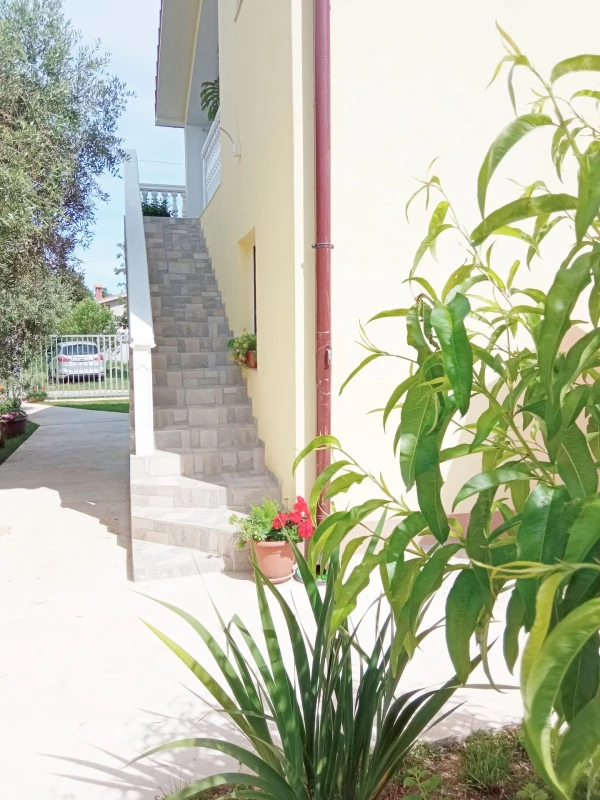 Apartman Rosa, na mirnoj lokaciji blizu šume, Medulin
