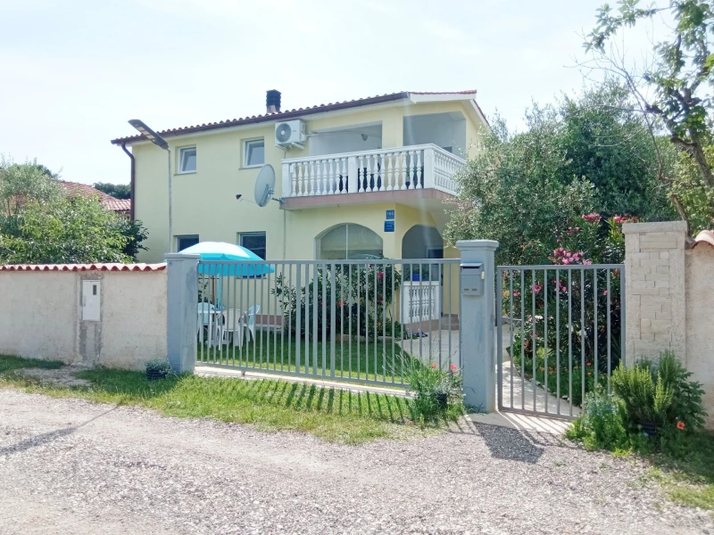 Apartman Rosa, na mirnoj lokaciji blizu šume, Medulin