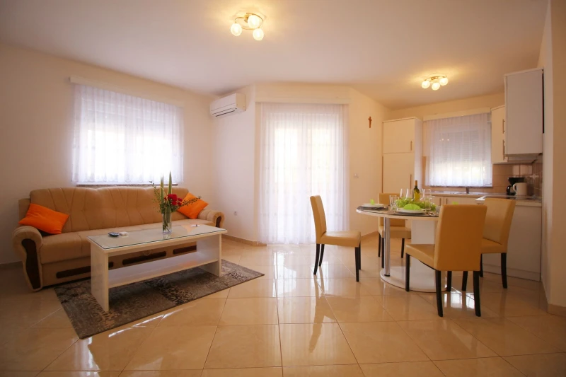 Apartman sa 2 spavaće sobe u prizemlju, Apartmani Adriana, 400 m od plaže u Medulinu, Medulin