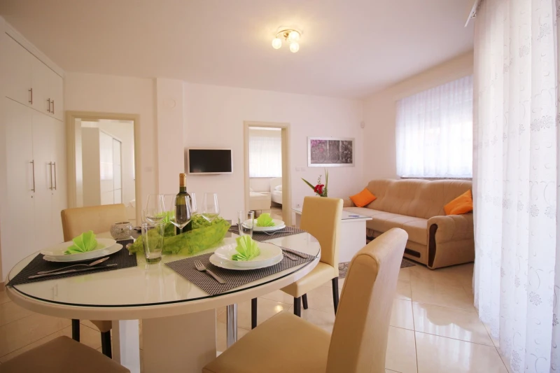 Apartman sa 2 spavaće sobe u prizemlju, Apartmani Adriana, 400 m od plaže u Medulinu, Medulin