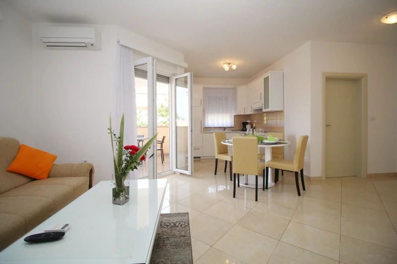 Apartman sa 2 spavaće sobe u prizemlju, Apartmani Adriana, 400 m od plaže u Medulinu, Medulin