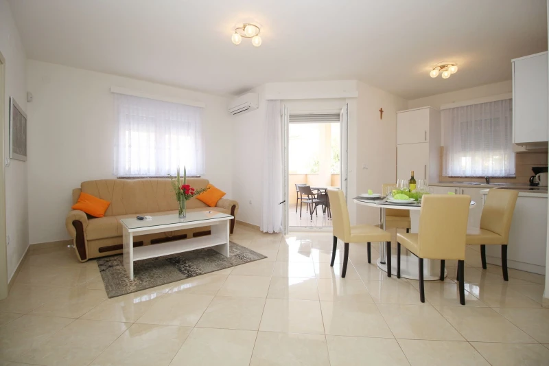 Apartman sa 2 spavaće sobe u prizemlju, Apartmani Adriana, 400 m od plaže u Medulinu, Medulin
