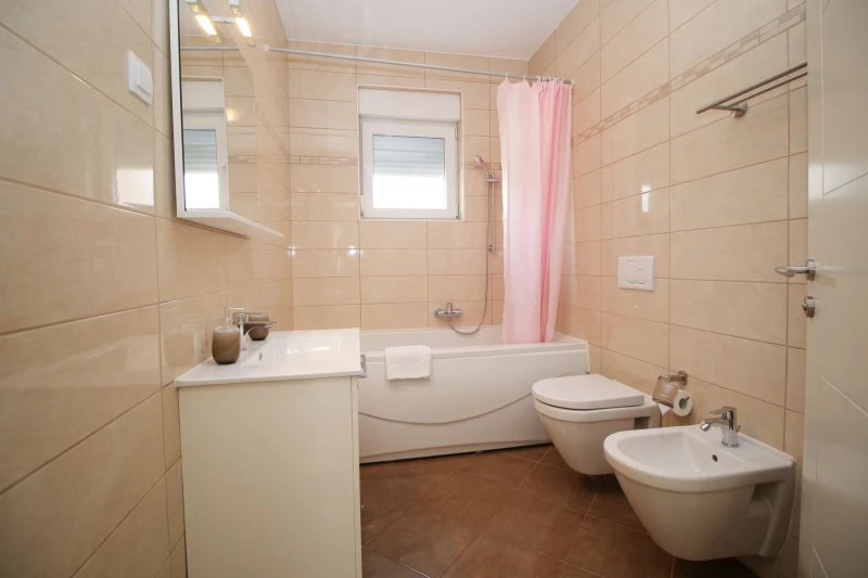 Apartman sa 2 spavaće sobe u prizemlju, Kupaonica / wc