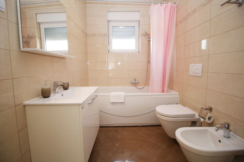 Apartman sa 2 spavaće sobe u prizemlju, Kupaonica / wc