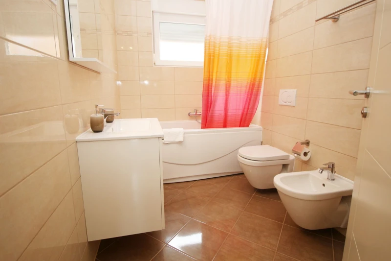 Apartment mit 2 Schlafzimmern im 1. Stock, Badezimmer / WC