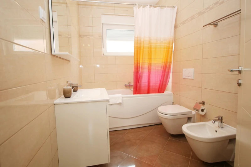 Apartment mit 2 Schlafzimmern im 1. Stock, Badezimmer / WC