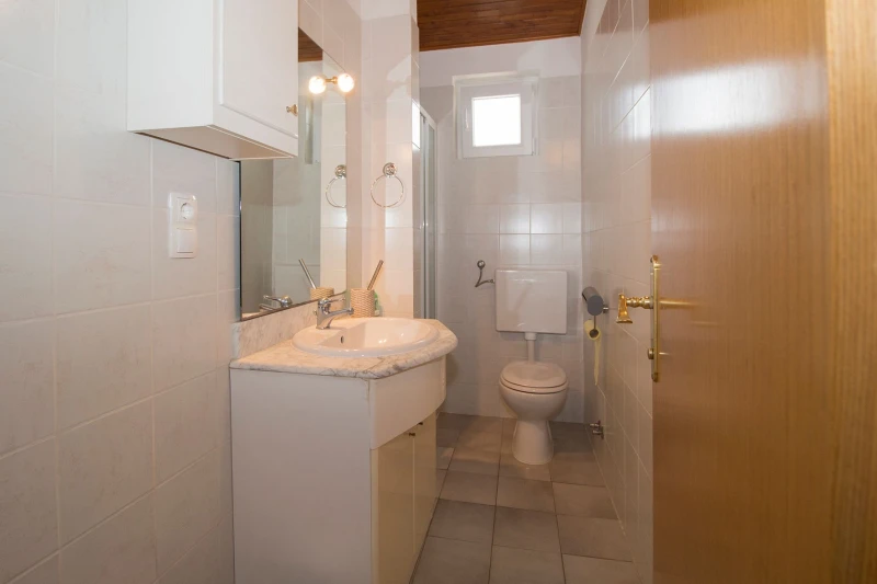 Wohnung im 2. Stock, Badezimmer / WC