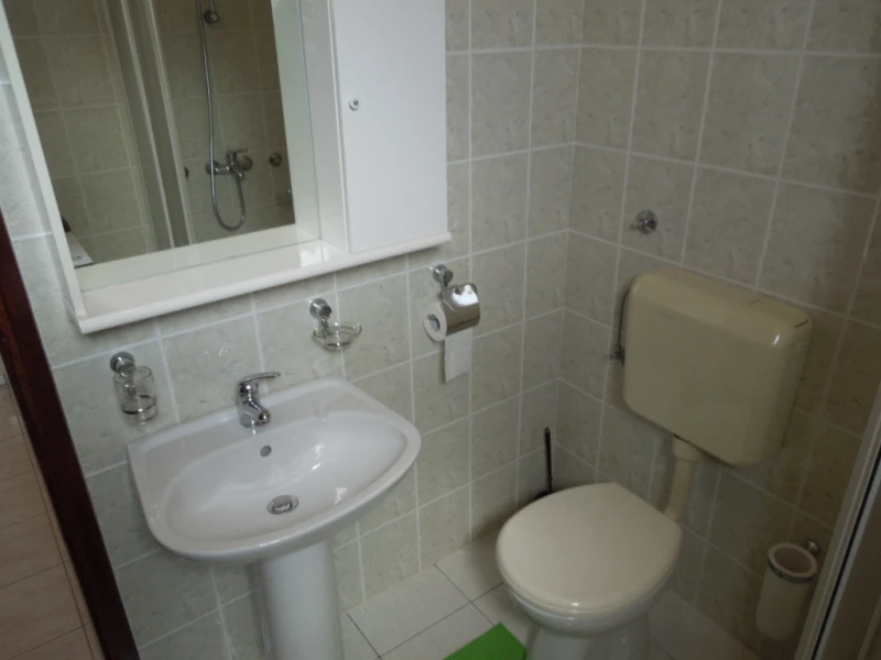 Julia 3, Bathroom / WC