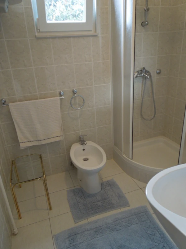 Julia 1, Bathroom / WC