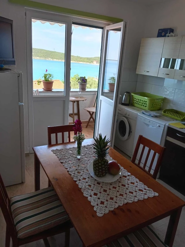 Julia 2, Kitchen