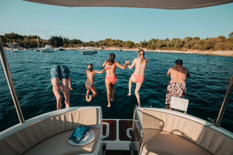 Boat for 4 hours tour with skipper, Wohnzimmer