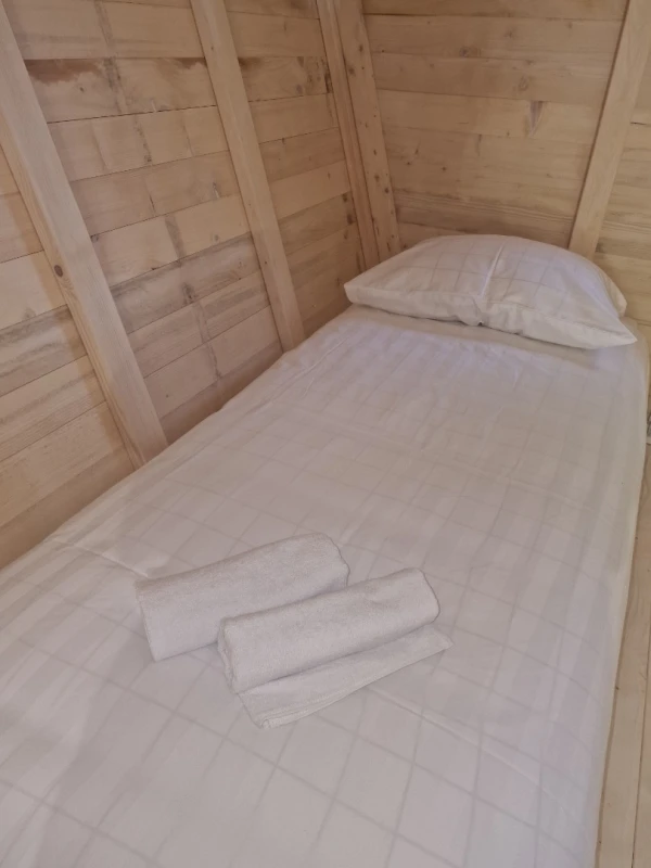Camping Pod - 2x Single Beds, Camere