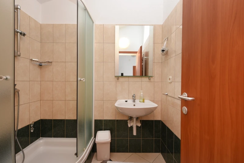 Apartment 6, Bathroom / WC