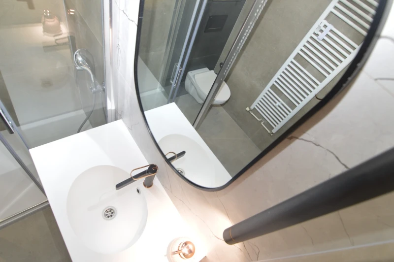 Apartment 8, Bathroom / WC