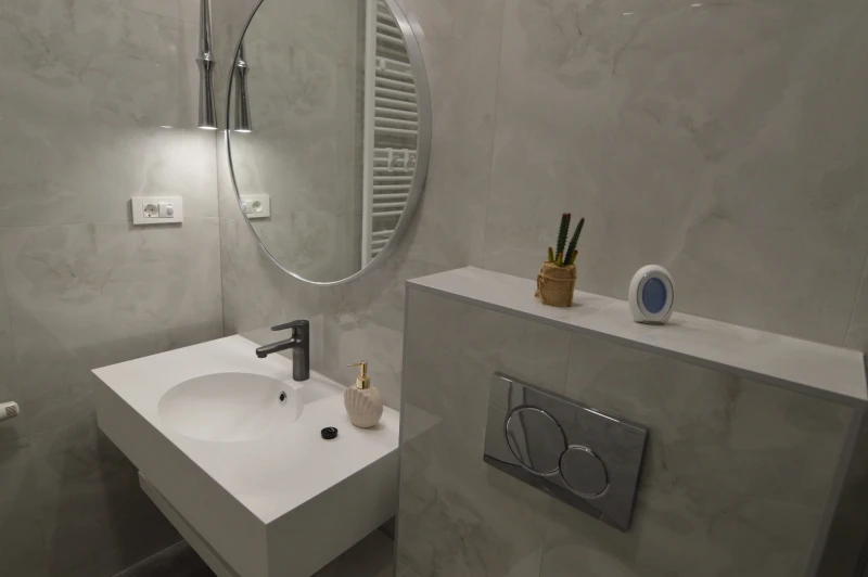 Apartment 5, Bathroom / WC