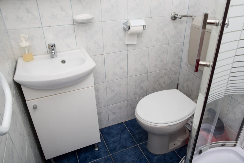 Apartment 3, Bathroom / WC