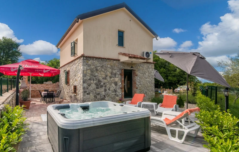 Villa Agnes, Hlapa