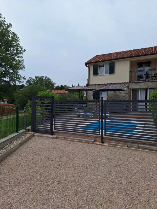 Villa Agnes, Hlapa