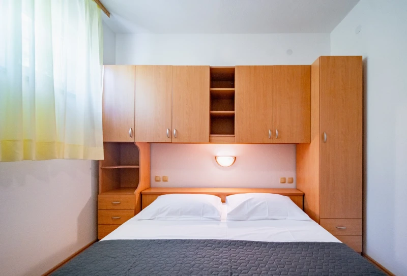 Apartment 4, Zimmer