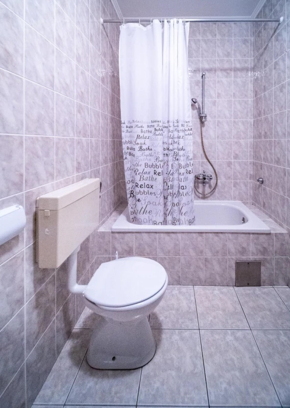 Apartment 5, Badezimmer / WC