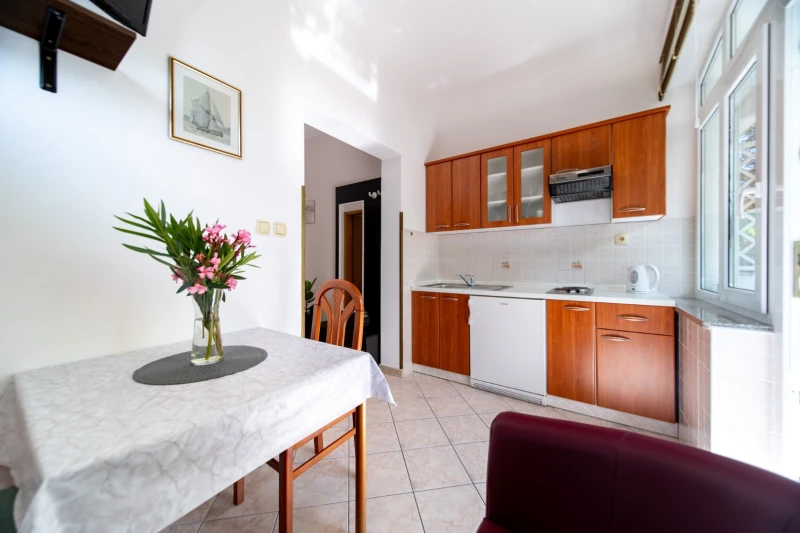 Apartment 4, Küche