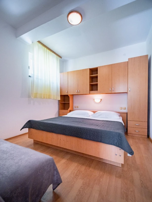Apartment 4, Zimmer