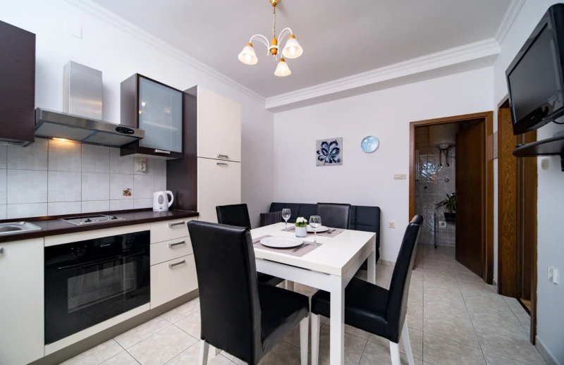 Apartment 5, Küche
