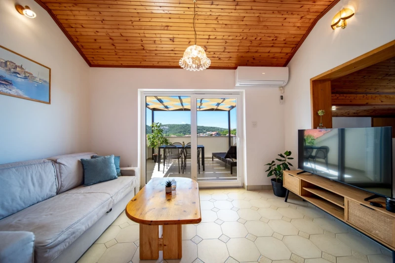 Apartment 3, Dnevni boravak