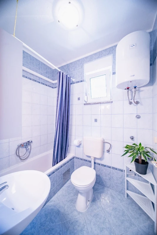 Apartment 4, Badezimmer / WC