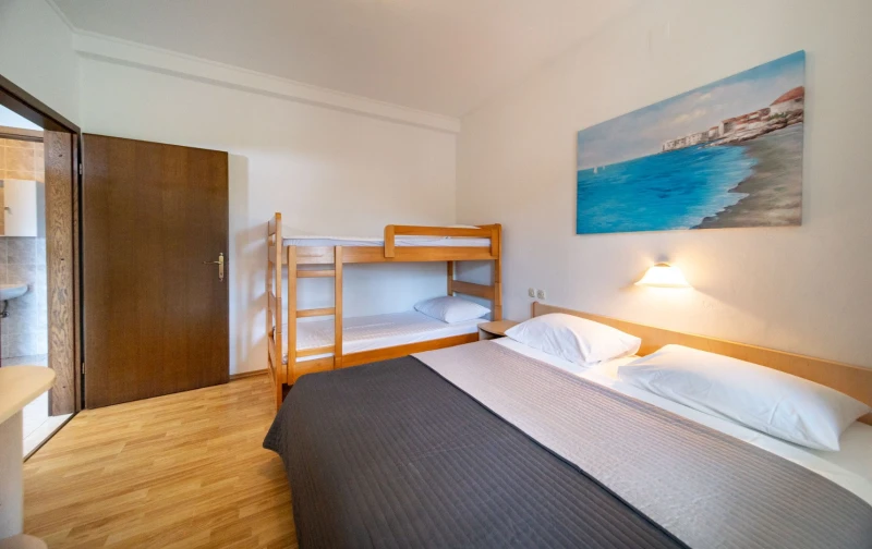 Apartment 5, Zimmer