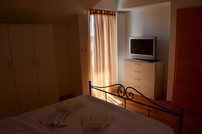 Apartment 4, Camere