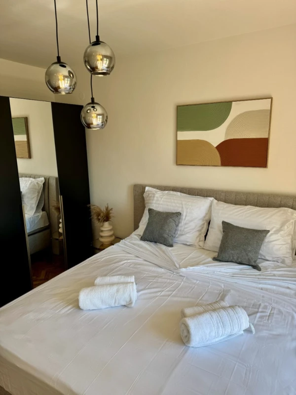Apartment 7, Camere