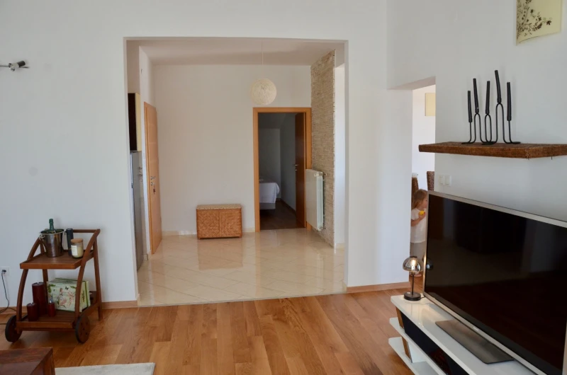 Apartment 4, Soggiorno