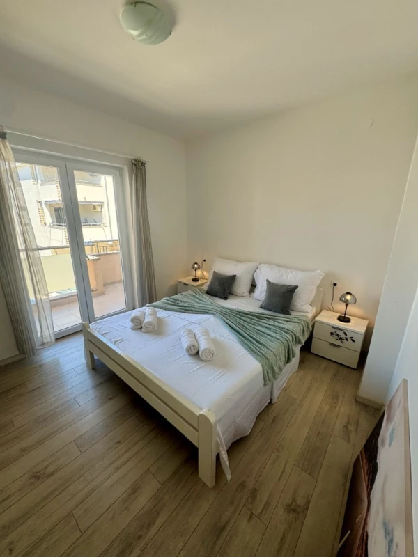 Apartment 2, Camere