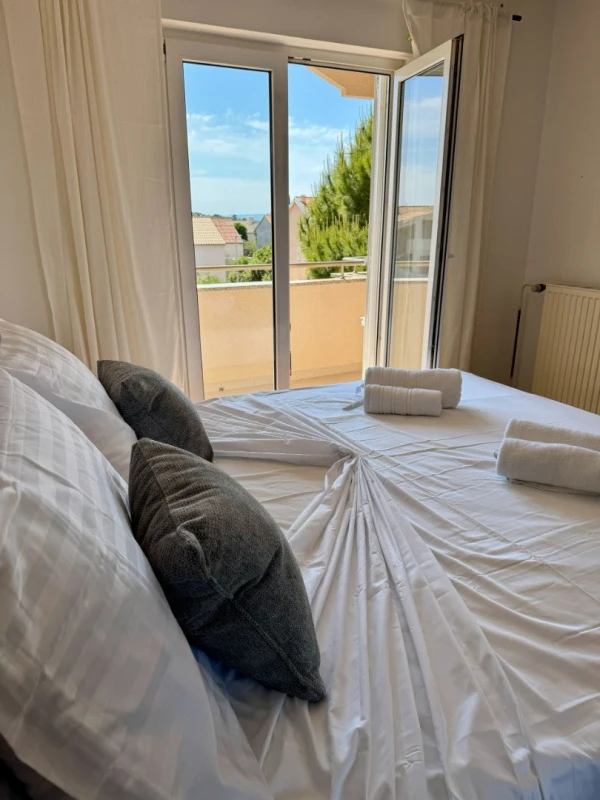 Apartment 7, Camere