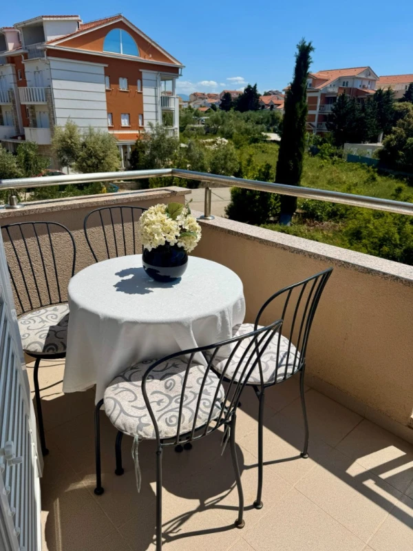Apartment 2, Soggiorno
