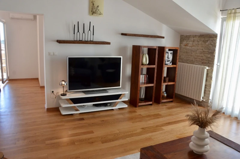Apartment 4, Soggiorno